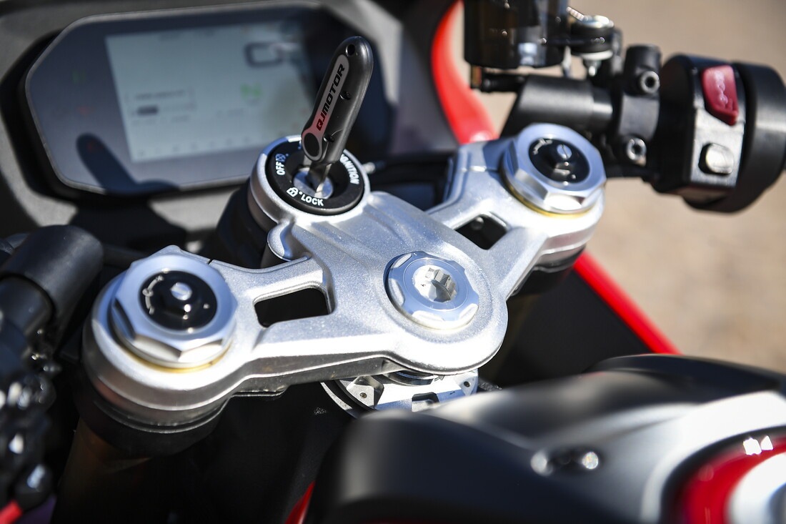 QJ Motor SRK 800 RR : le foto della comparativa delle sportive cinesi