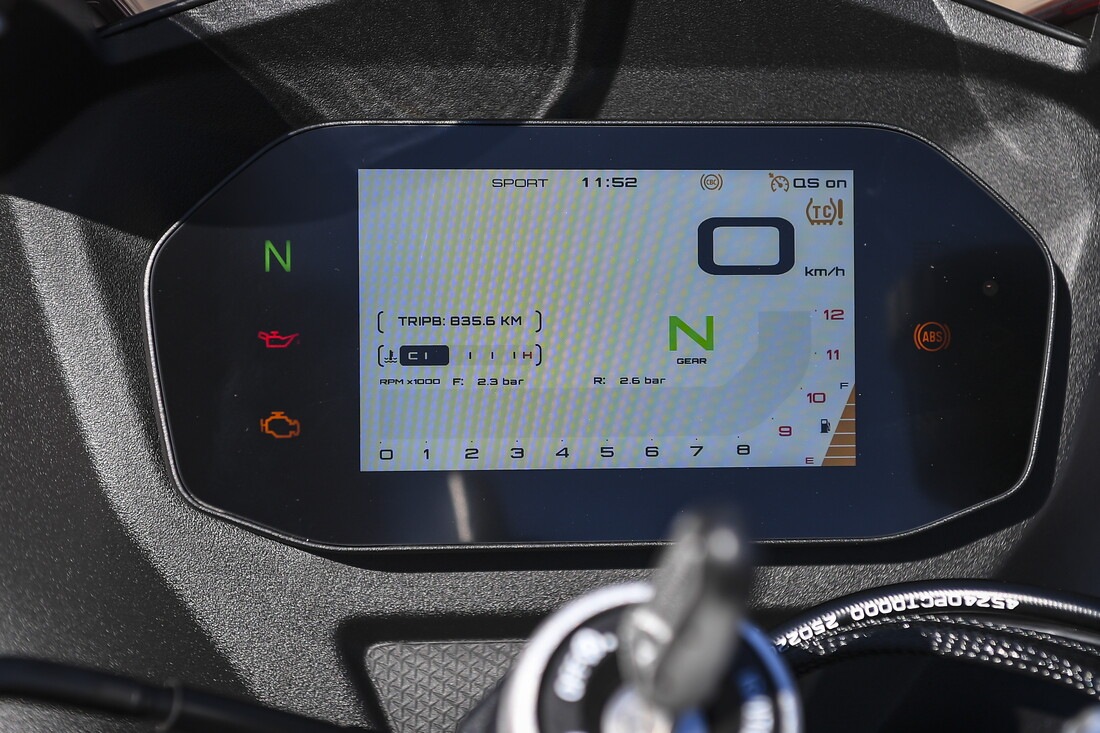 QJ Motor SRK 800 RR : le foto della comparativa delle sportive cinesi