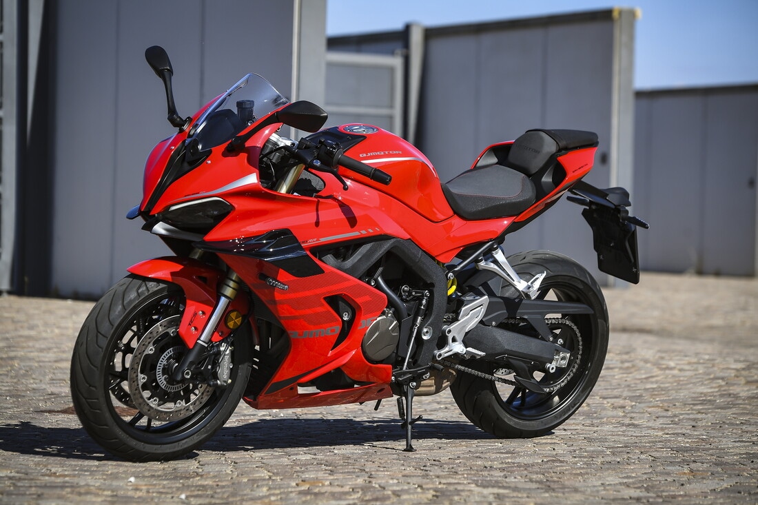 QJ Motor SRK 800 RR : le foto della comparativa delle sportive cinesi