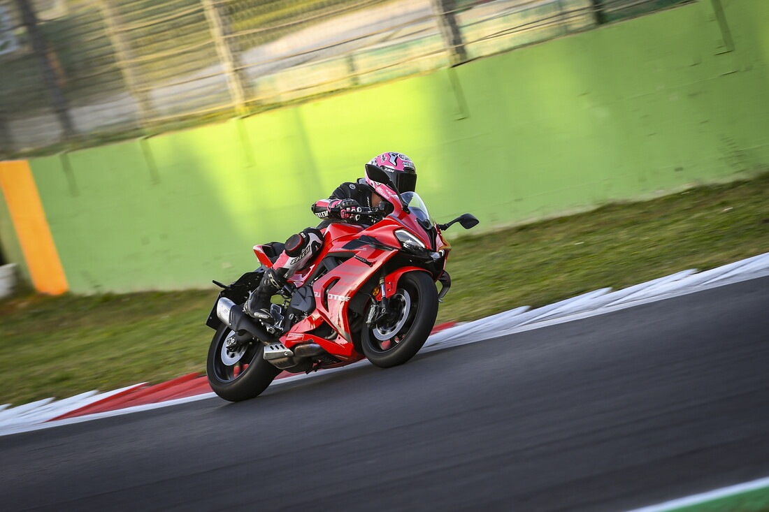 QJ Motor SRK 800 RR : le foto della comparativa delle sportive cinesi