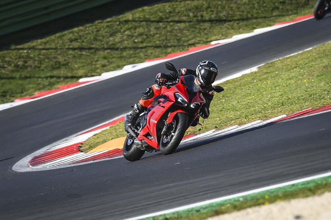 QJ Motor SRK 800 RR : le foto della comparativa delle sportive cinesi