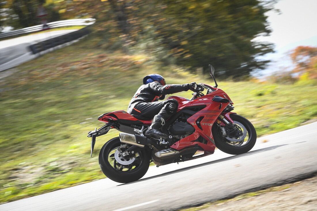QJ Motor SRK 800 RR : le foto della comparativa delle sportive cinesi