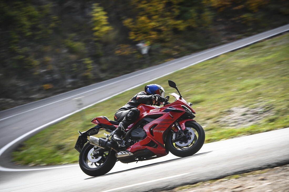 QJ Motor SRK 800 RR : le foto della comparativa delle sportive cinesi