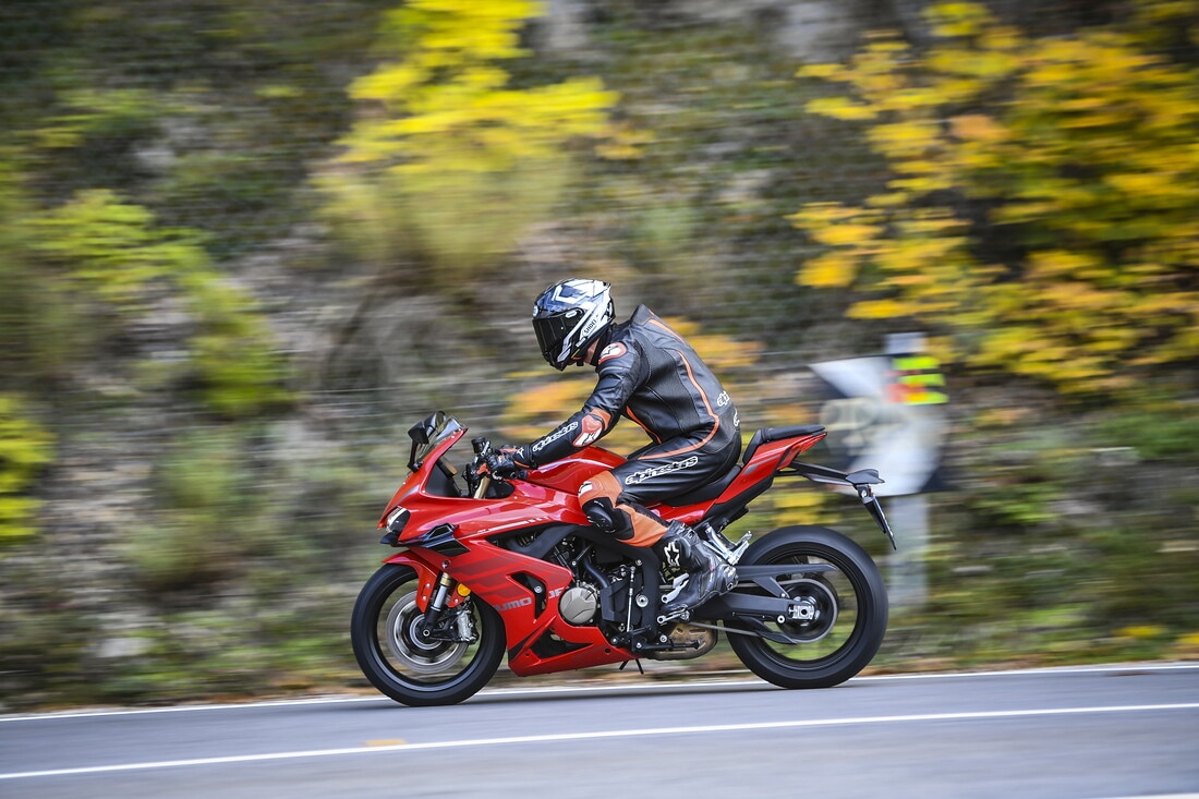 QJ Motor SRK 800 RR : le foto della comparativa delle sportive cinesi