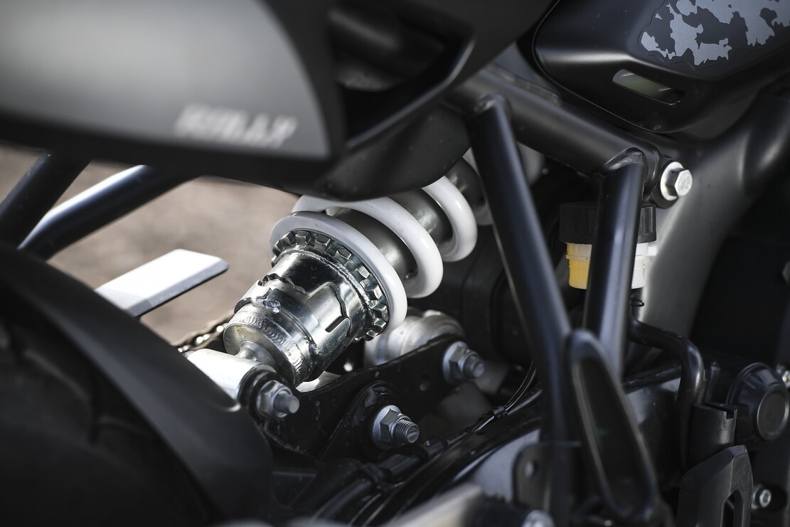 Royal Enfield Himalayan 450 Mana Black: focus sui dettagli | FOTO