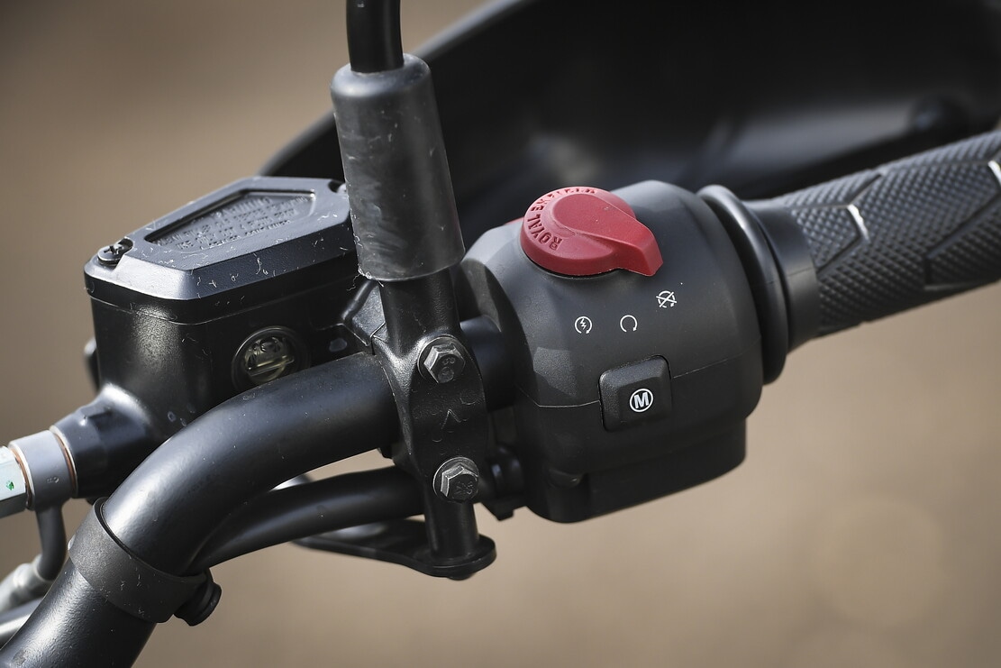 Royal Enfield Himalayan 450 Mana Black: focus sui dettagli | FOTO