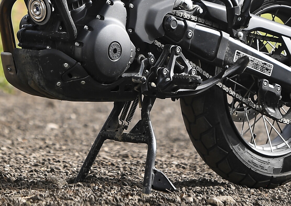 Royal Enfield Himalayan 450 Mana Black: focus sui dettagli | FOTO