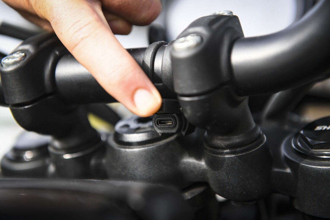 Royal Enfield Himalayan 450 Mana Black: focus sui dettagli | FOTO