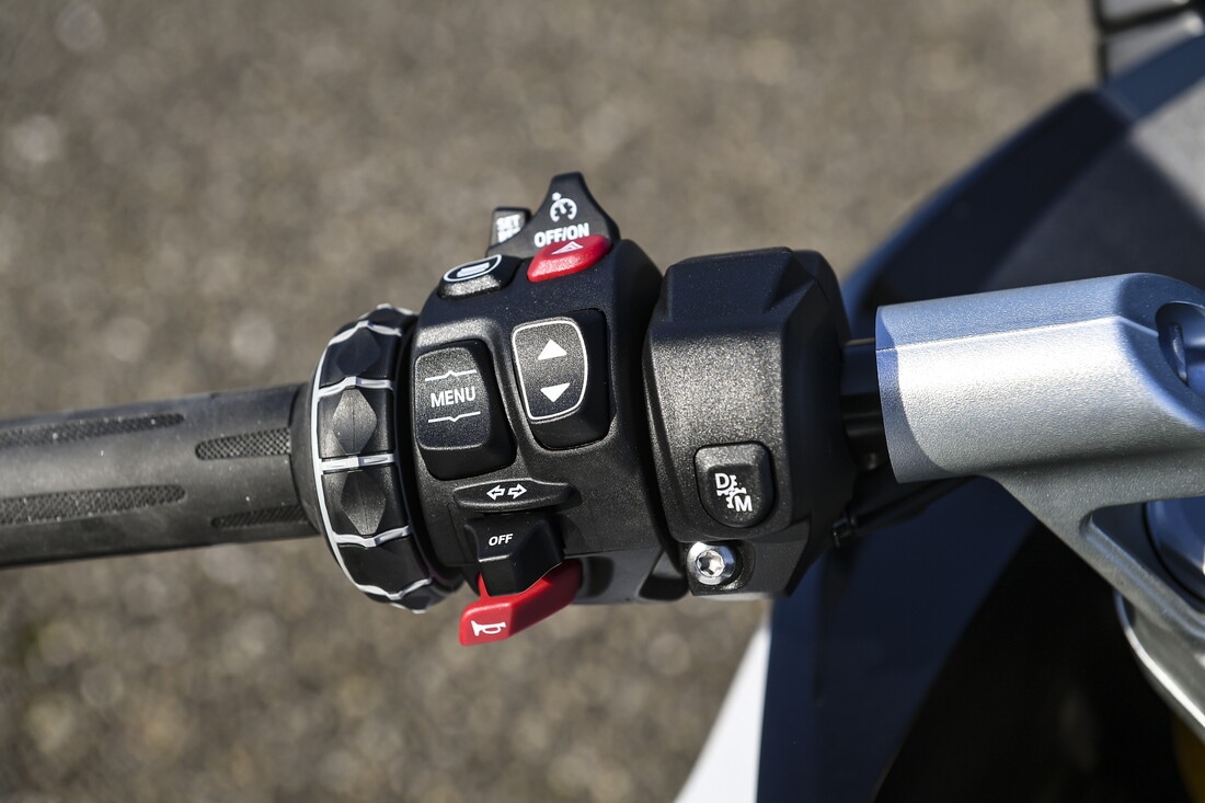 BMW R 1300 RS: focus sui dettagli | FOTO