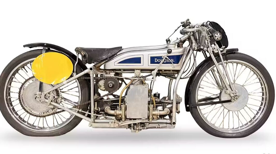 Quando le moto si avviavano a pedali: viaggio tra le due ruote più antiche della storia | FOTO