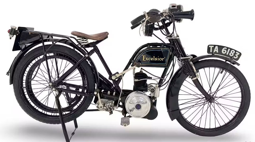 Quando le moto si avviavano a pedali: viaggio tra le due ruote più antiche della storia | FOTO