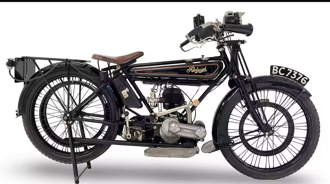 Quando le moto si avviavano a pedali: viaggio tra le due ruote più antiche della storia | FOTO