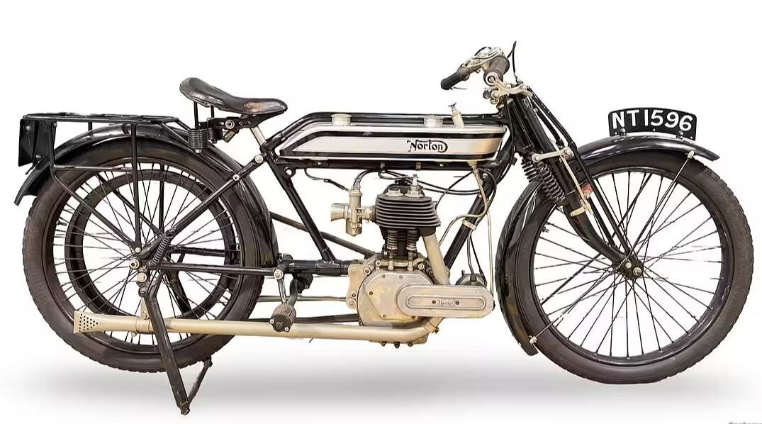 Quando le moto si avviavano a pedali: viaggio tra le due ruote più antiche della storia | FOTO
