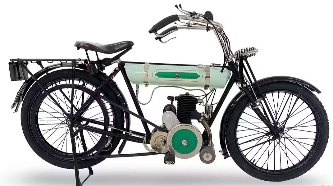 Quando le moto si avviavano a pedali: viaggio tra le due ruote più antiche della storia | FOTO