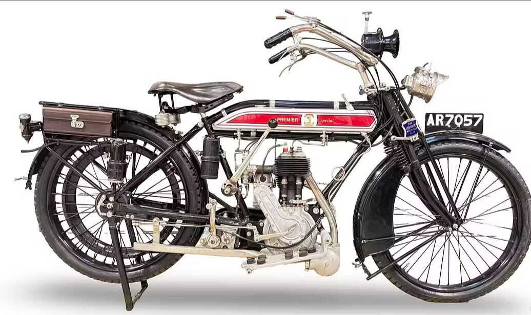 Quando le moto si avviavano a pedali: viaggio tra le due ruote più antiche della storia | FOTO