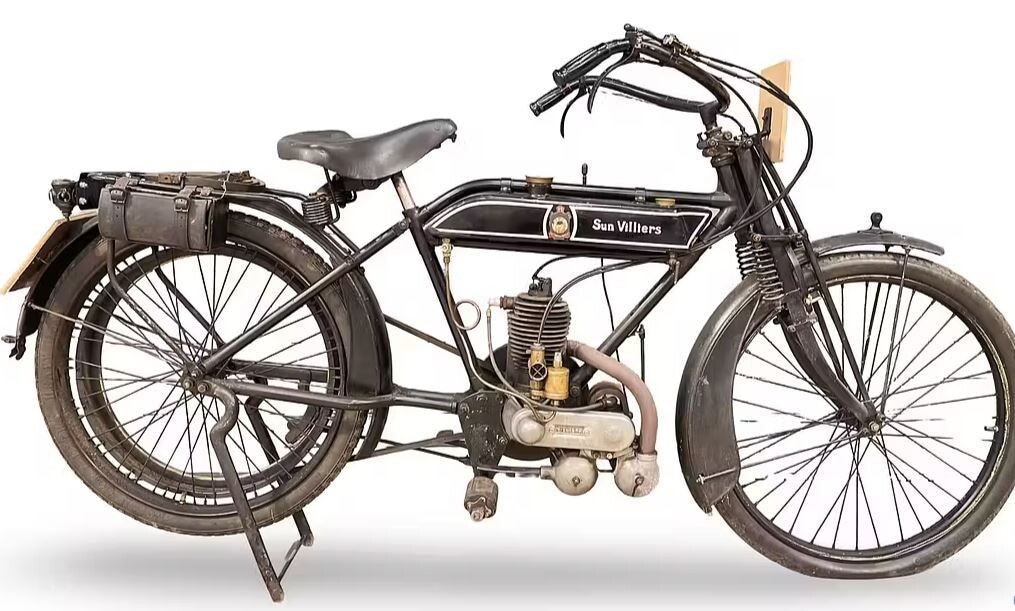 Quando le moto si avviavano a pedali: viaggio tra le due ruote più antiche della storia | FOTO