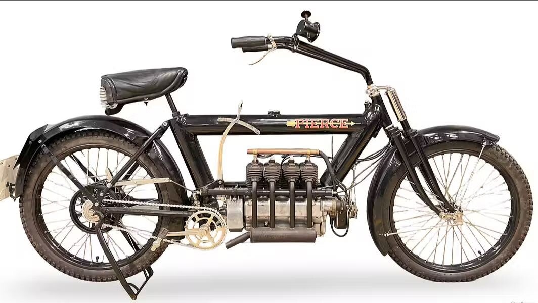 Quando le moto si avviavano a pedali: viaggio tra le due ruote più antiche della storia | FOTO