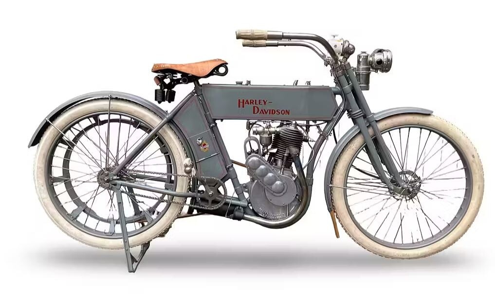 Quando le moto si avviavano a pedali: viaggio tra le due ruote più antiche della storia | FOTO