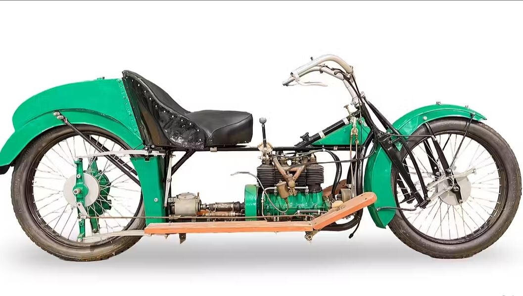 Quando le moto si avviavano a pedali: viaggio tra le due ruote più antiche della storia | FOTO