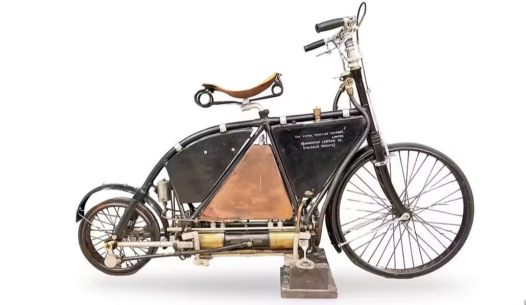 Quando le moto si avviavano a pedali: viaggio tra le due ruote più antiche della storia | FOTO