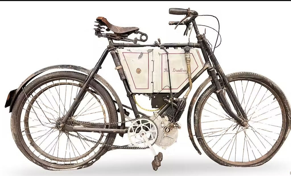 Quando le moto si avviavano a pedali: viaggio tra le due ruote più antiche della storia | FOTO