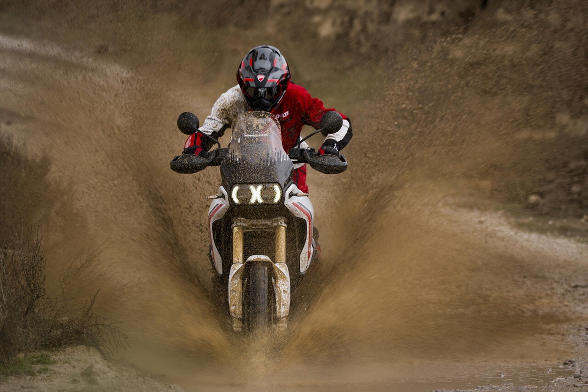 Ducati DesertX cambia tutto: nuovo V2, meno peso e più controllo in off-road