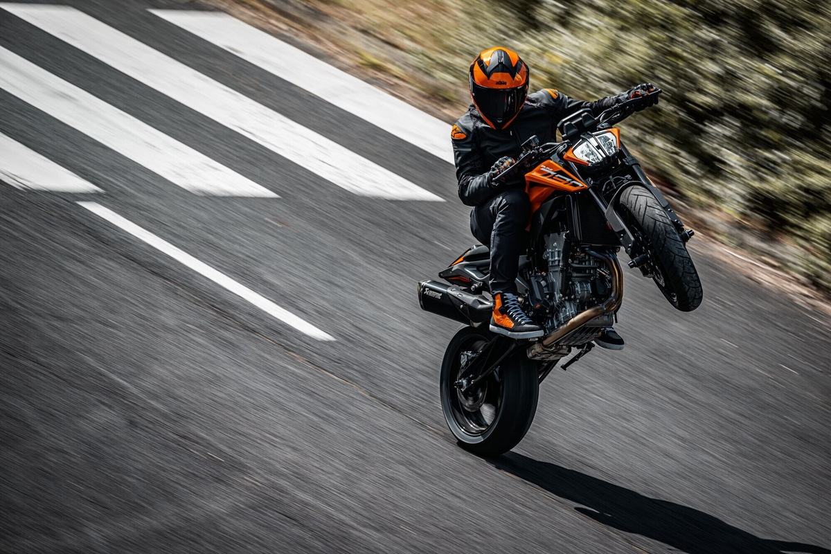 KTM, offerte forti su 790 Adventure e 790 Duke: prezzi ribassati e Tech Pack incluso