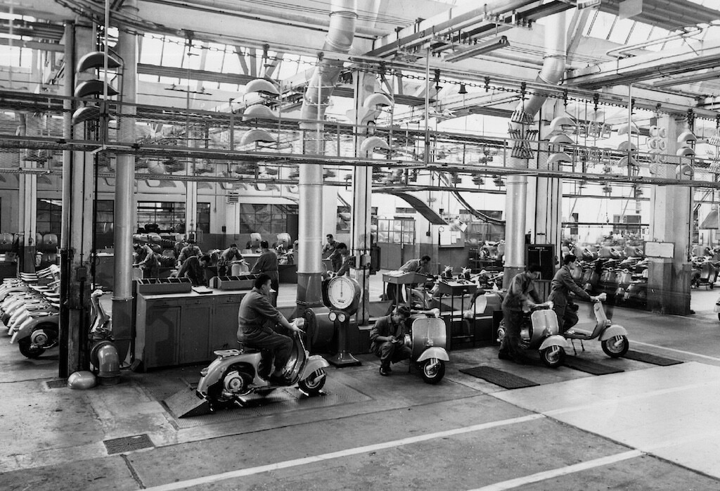 Vespa 80 anni: uomini, fabbrica e sogni in movimento. Le foto storiche