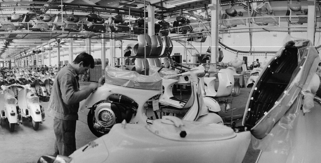 Vespa 80 anni: uomini, fabbrica e sogni in movimento. Le foto storiche