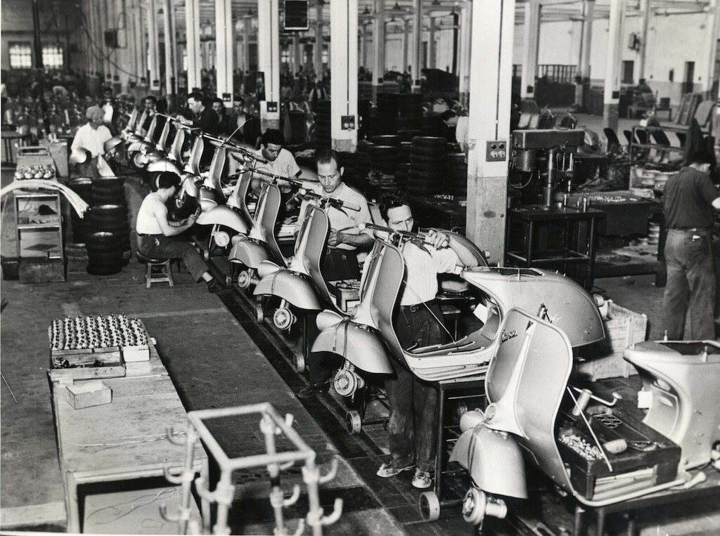 Vespa 80 anni: uomini, fabbrica e sogni in movimento. Le foto storiche
