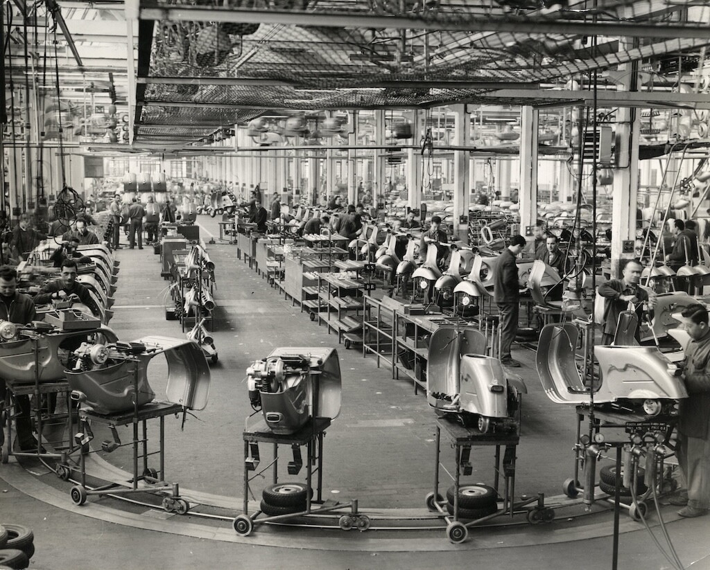 Vespa 80 anni: uomini, fabbrica e sogni in movimento. Le foto storiche