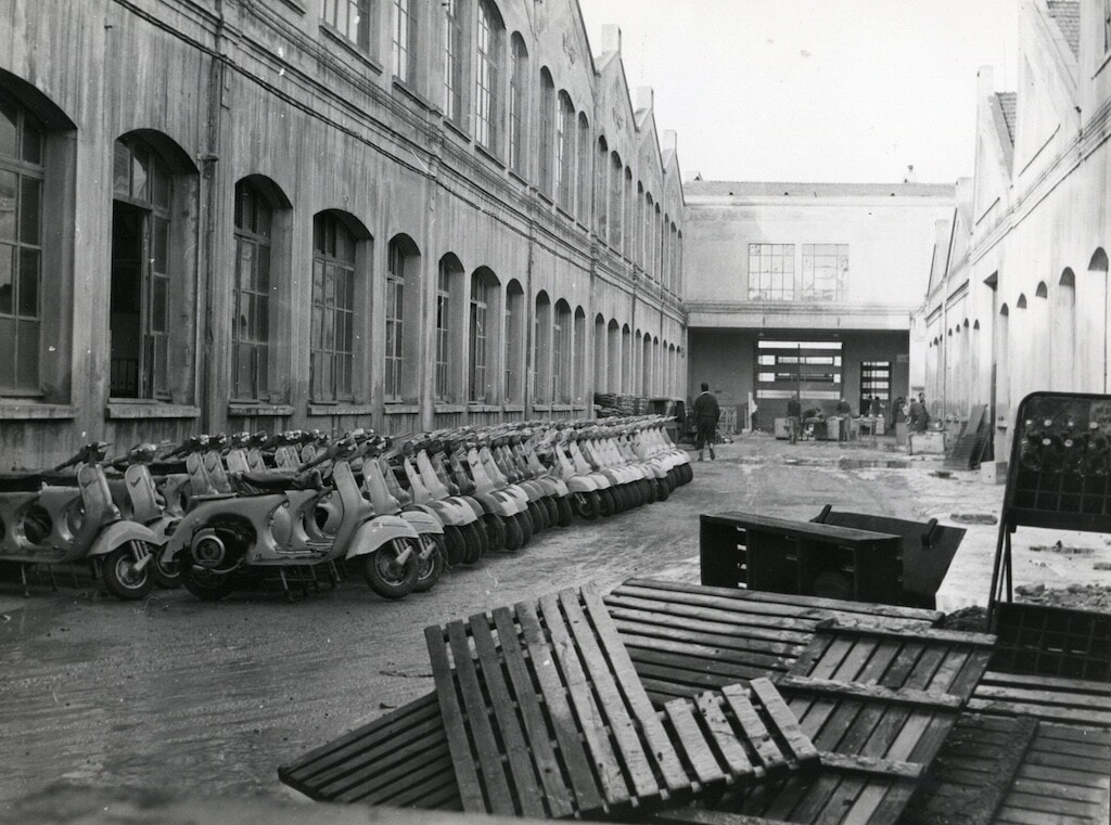 Vespa 80 anni: uomini, fabbrica e sogni in movimento. Le foto storiche