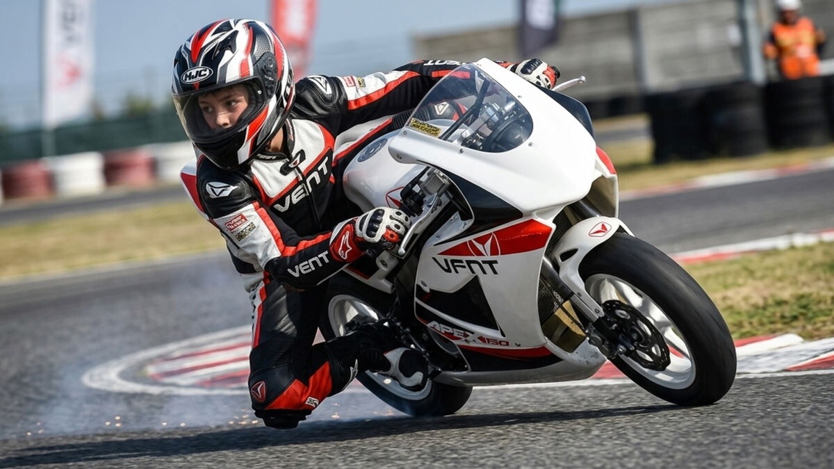 VENT Play: la gamma che accompagna i giovani motociclisti dai primi giri fino alla pista