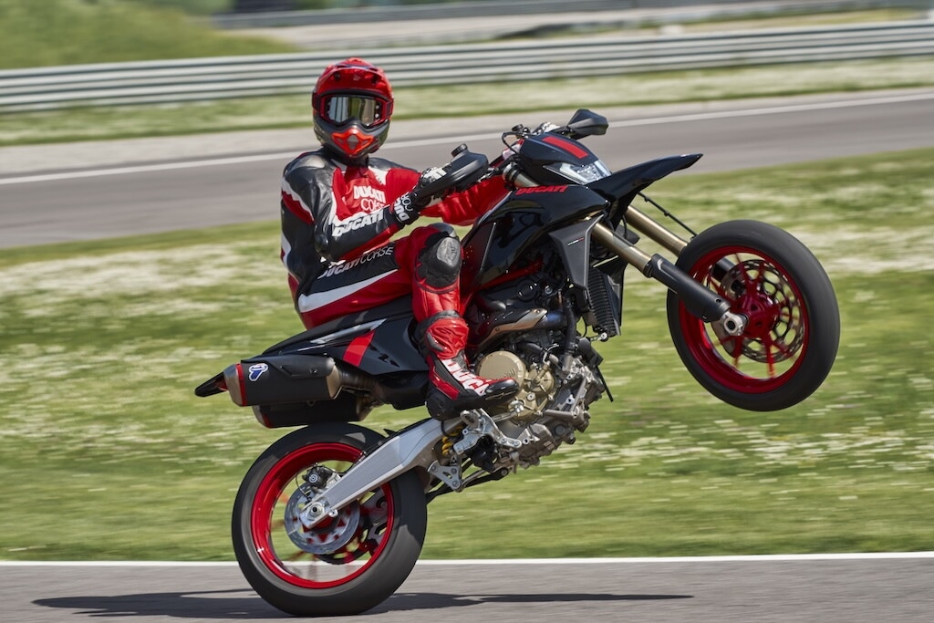 Ducati Hypermotard 698 Mono Nera, look total black e 77 CV