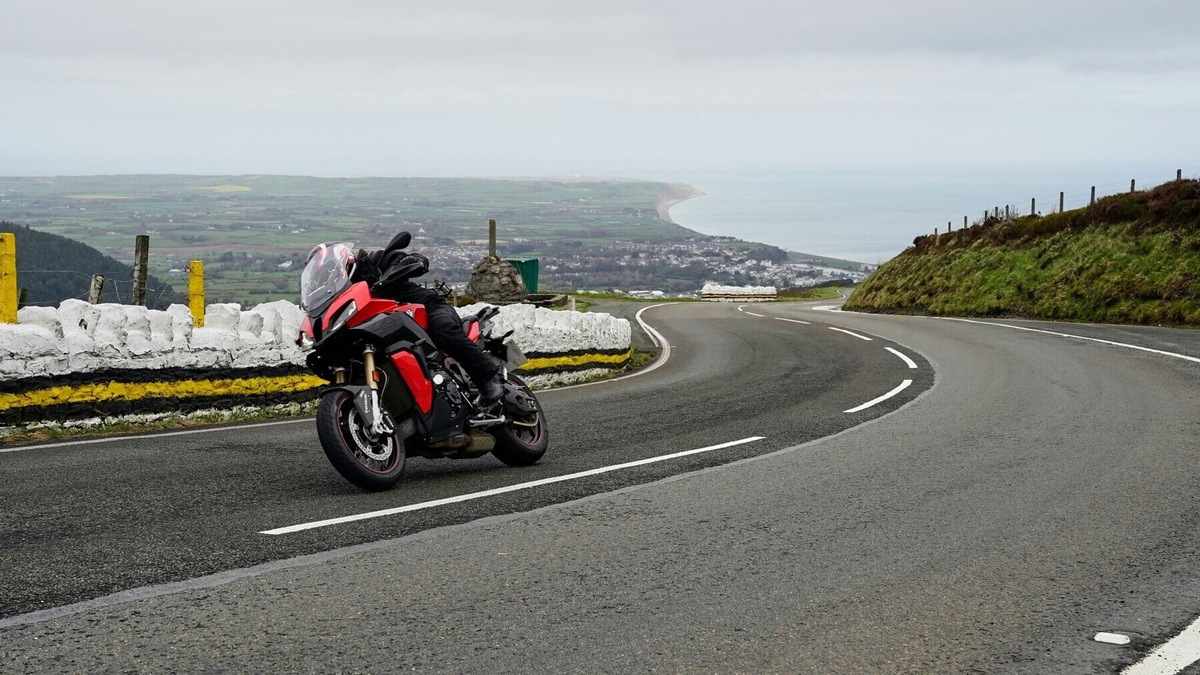 A 302 km/h sul circuito del Tourist Trophy... Non era Michael Dunlop
