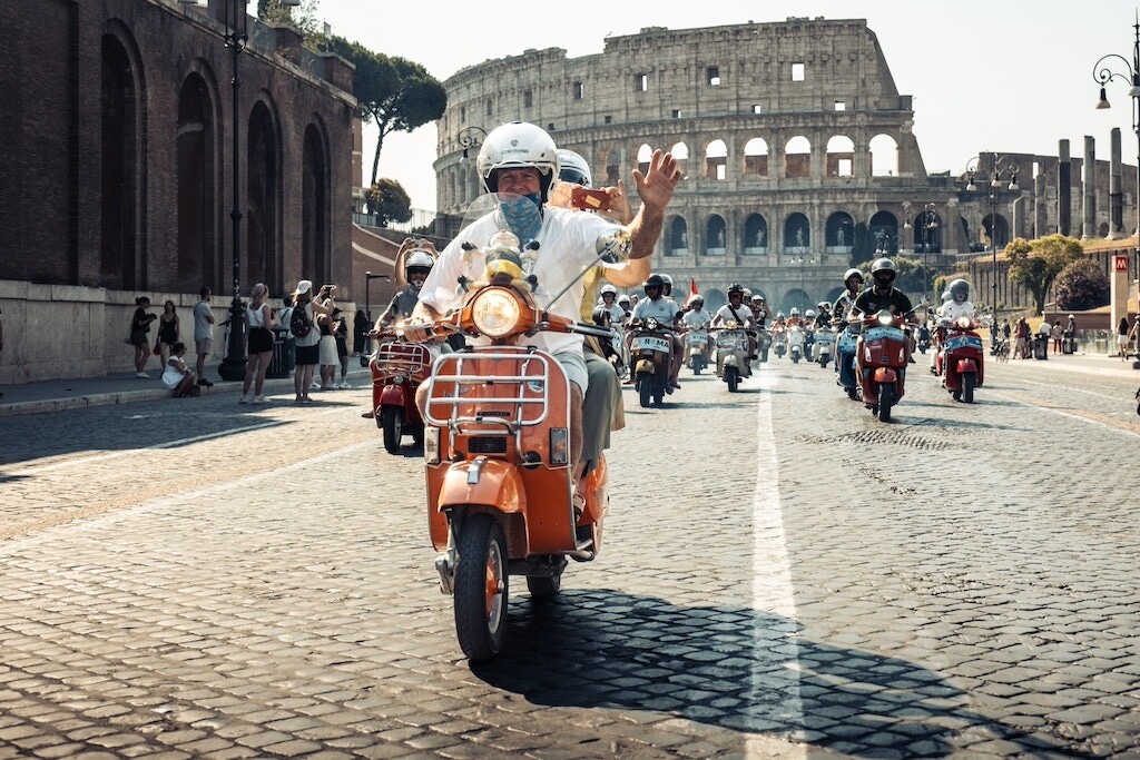 Le Vespe invadono Roma: LE FOTO della grande festa