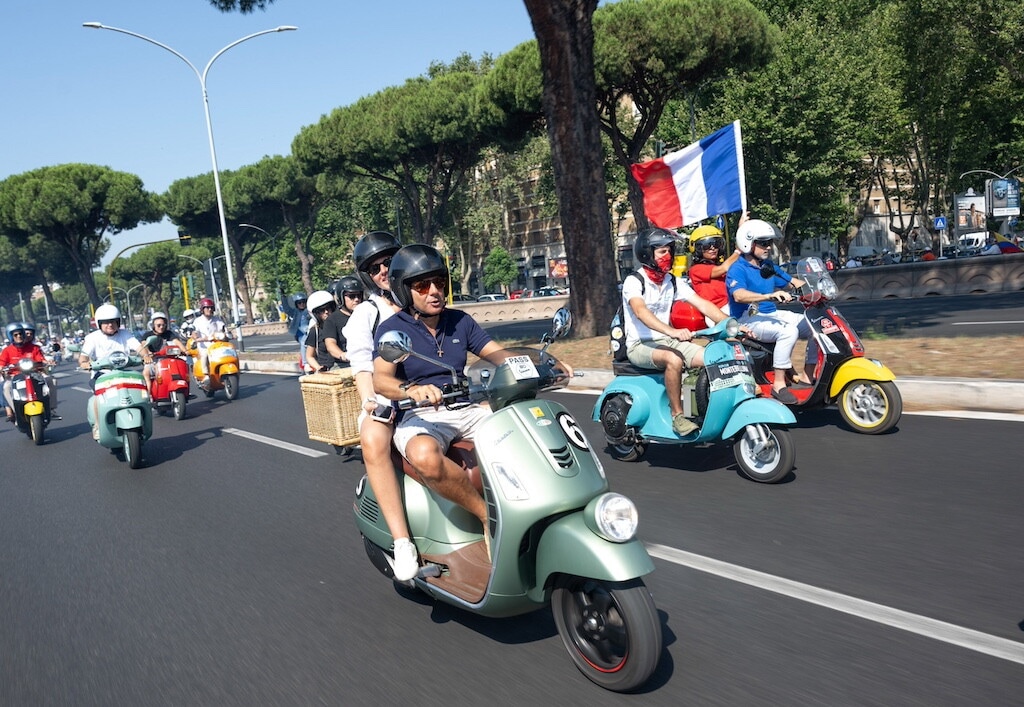Le Vespe invadono Roma: LE FOTO della grande festa