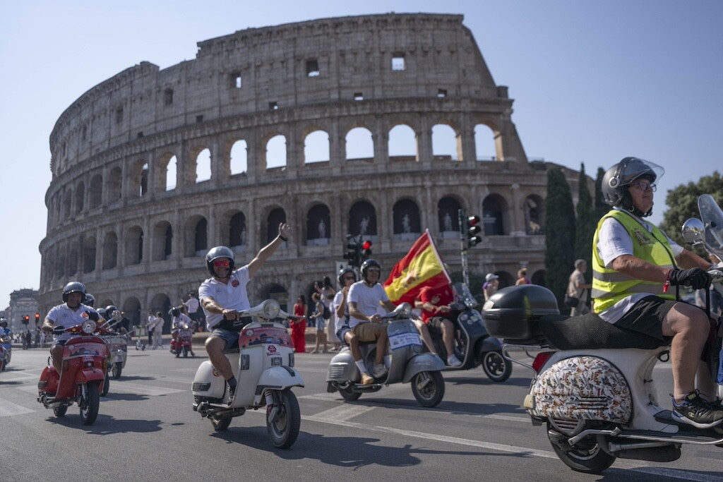 Le Vespe invadono Roma: LE FOTO della grande festa
