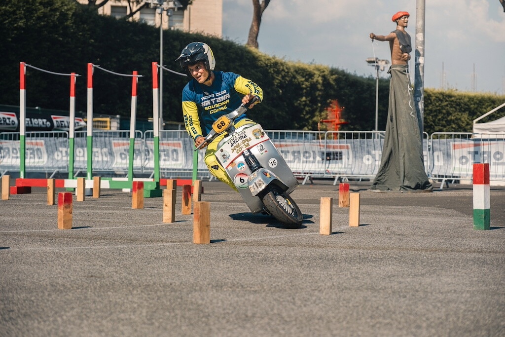 Le Vespe invadono Roma: LE FOTO della grande festa