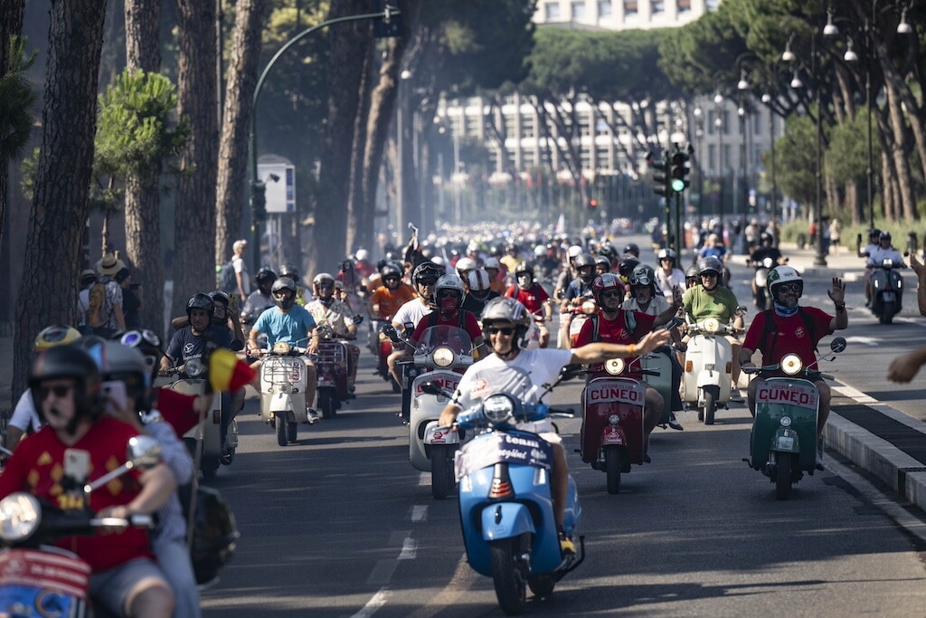 Le Vespe invadono Roma: LE FOTO della grande festa