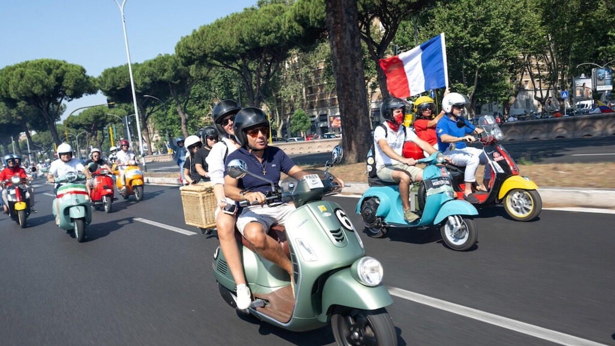 Le Vespe invadono Roma: LE FOTO della grande festa