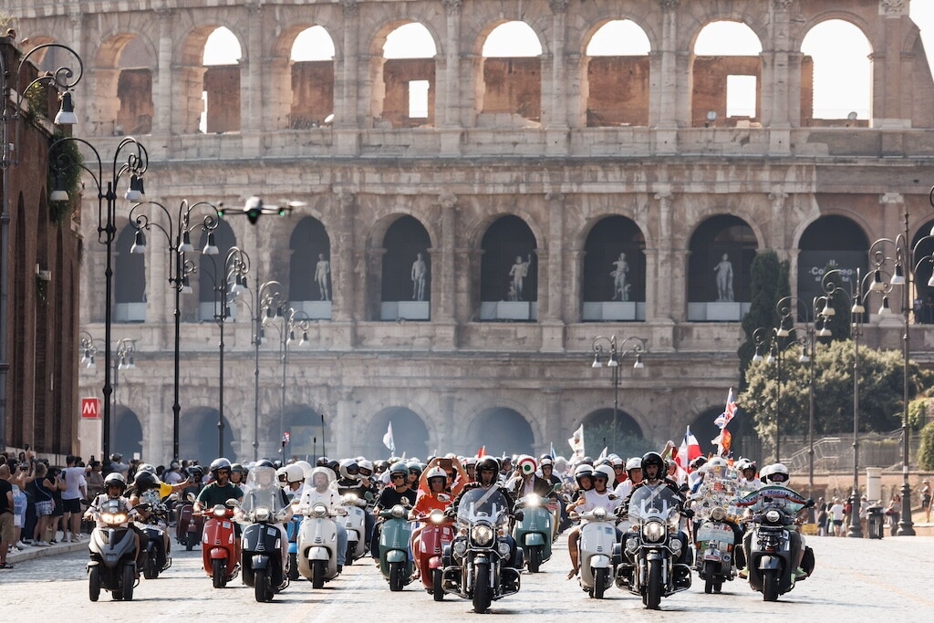 Le Vespe invadono Roma: LE FOTO della grande festa