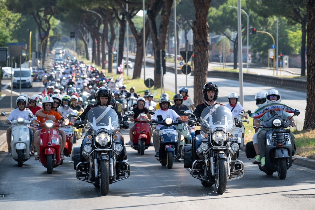 Le Vespe invadono Roma: LE FOTO della grande festa