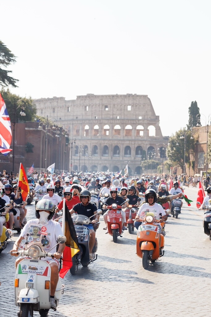Le Vespe invadono Roma: LE FOTO della grande festa