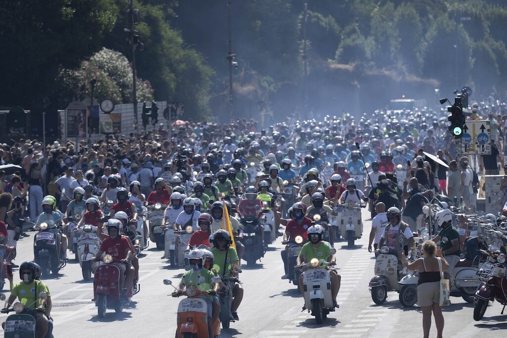 Le Vespe invadono Roma: LE FOTO della grande festa