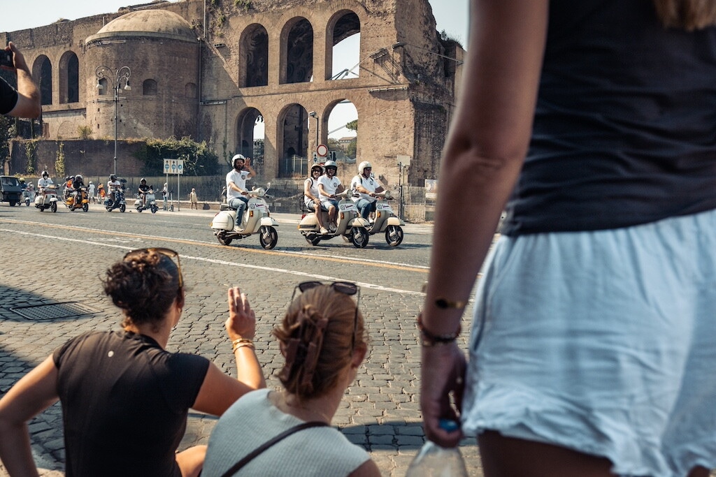 Le Vespe invadono Roma: LE FOTO della grande festa