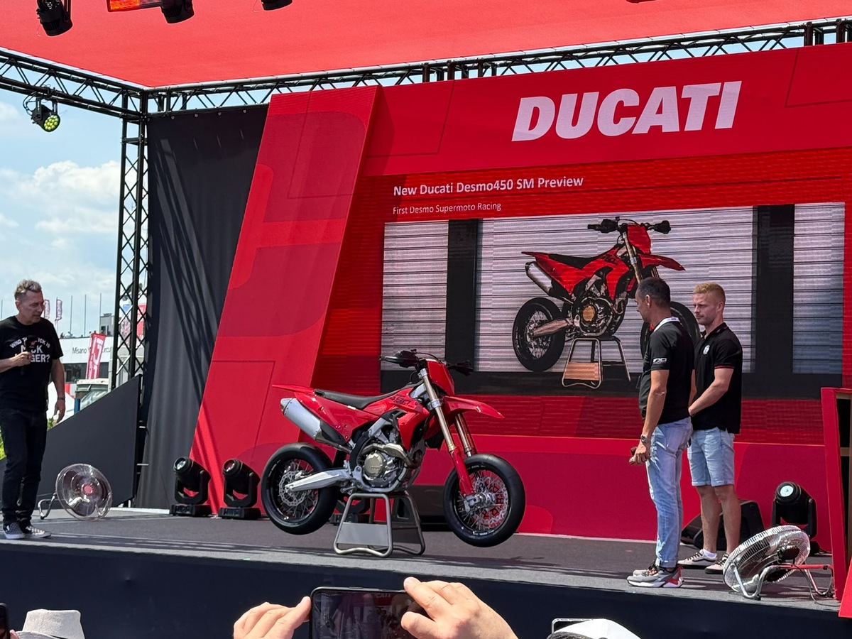 Ducati Desmo450 SM: ecco la prima Supermotard da gara, debutto ufficiale a settembre LE FOTO