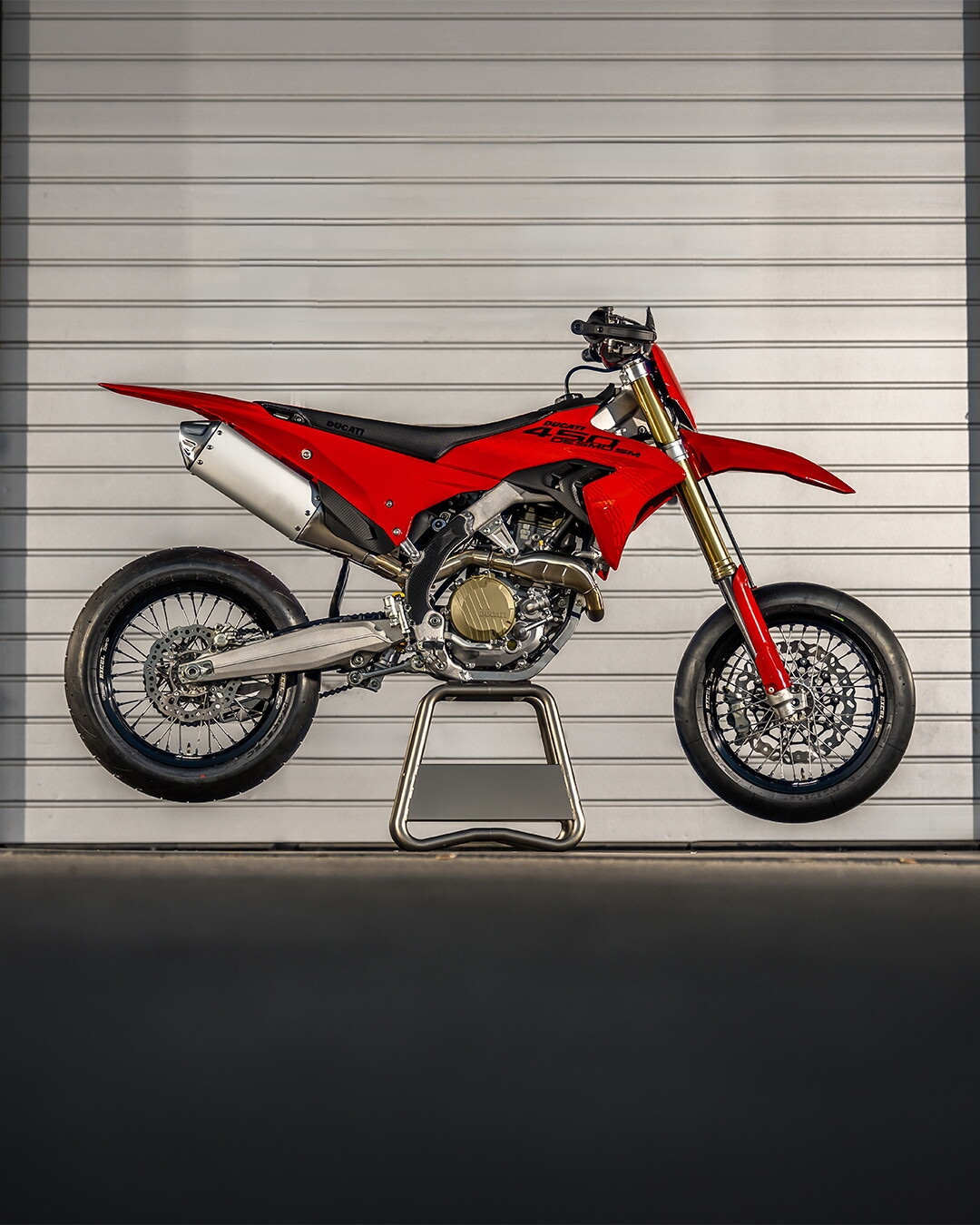Ducati Desmo450 SM: ecco la prima Supermotard da gara, debutto ufficiale a settembre LE FOTO