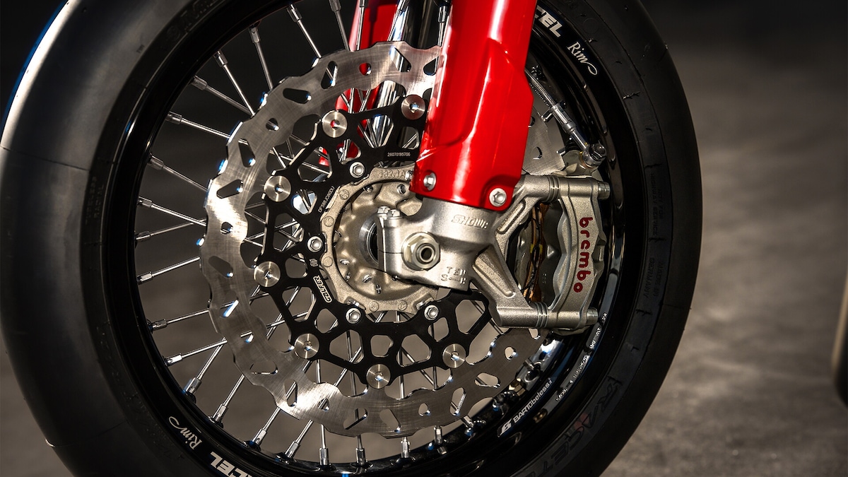 Ducati Desmo450 SM: ecco la prima Supermotard da gara, debutto ufficiale a settembre LE FOTO