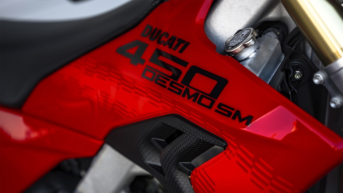 Ducati Desmo450 SM: ecco la prima Supermotard da gara, debutto ufficiale a settembre LE FOTO